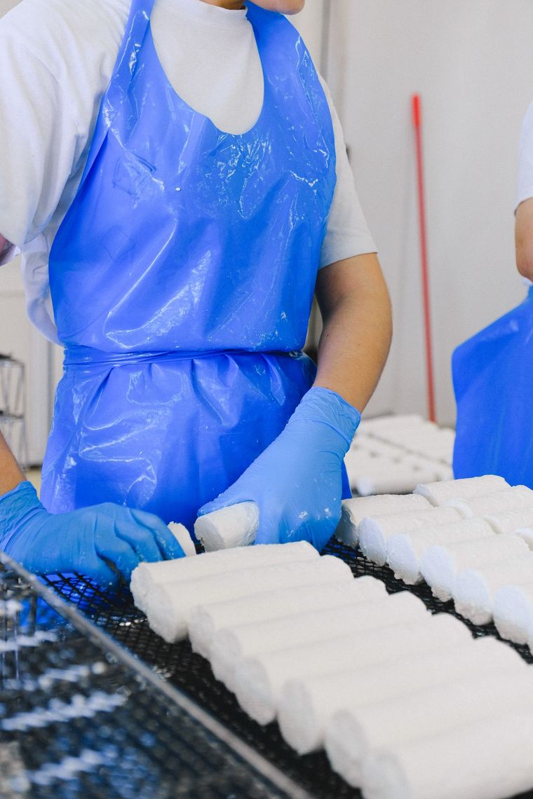 Раздельные доски и ножи для разных групп продуктов снижают риск перекрёстного загрязнения