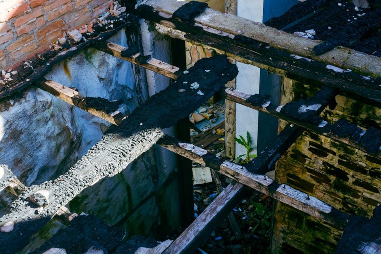 Копоть и сажа остаются на стенах, потолках и мебели — мокрой тряпкой их не убрать